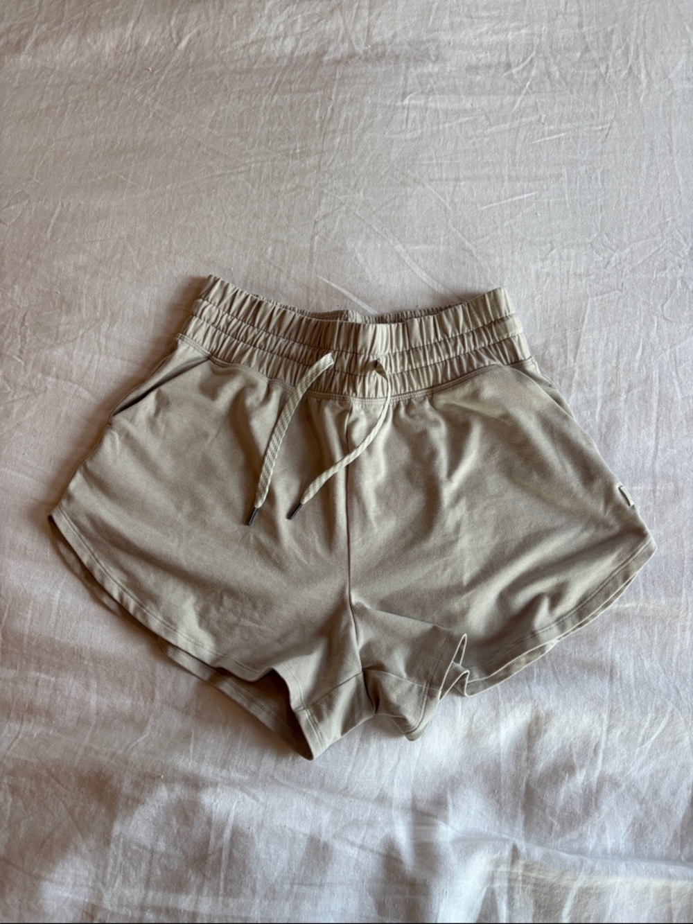 Vuori Halo Performance Short 2.0 Ecru